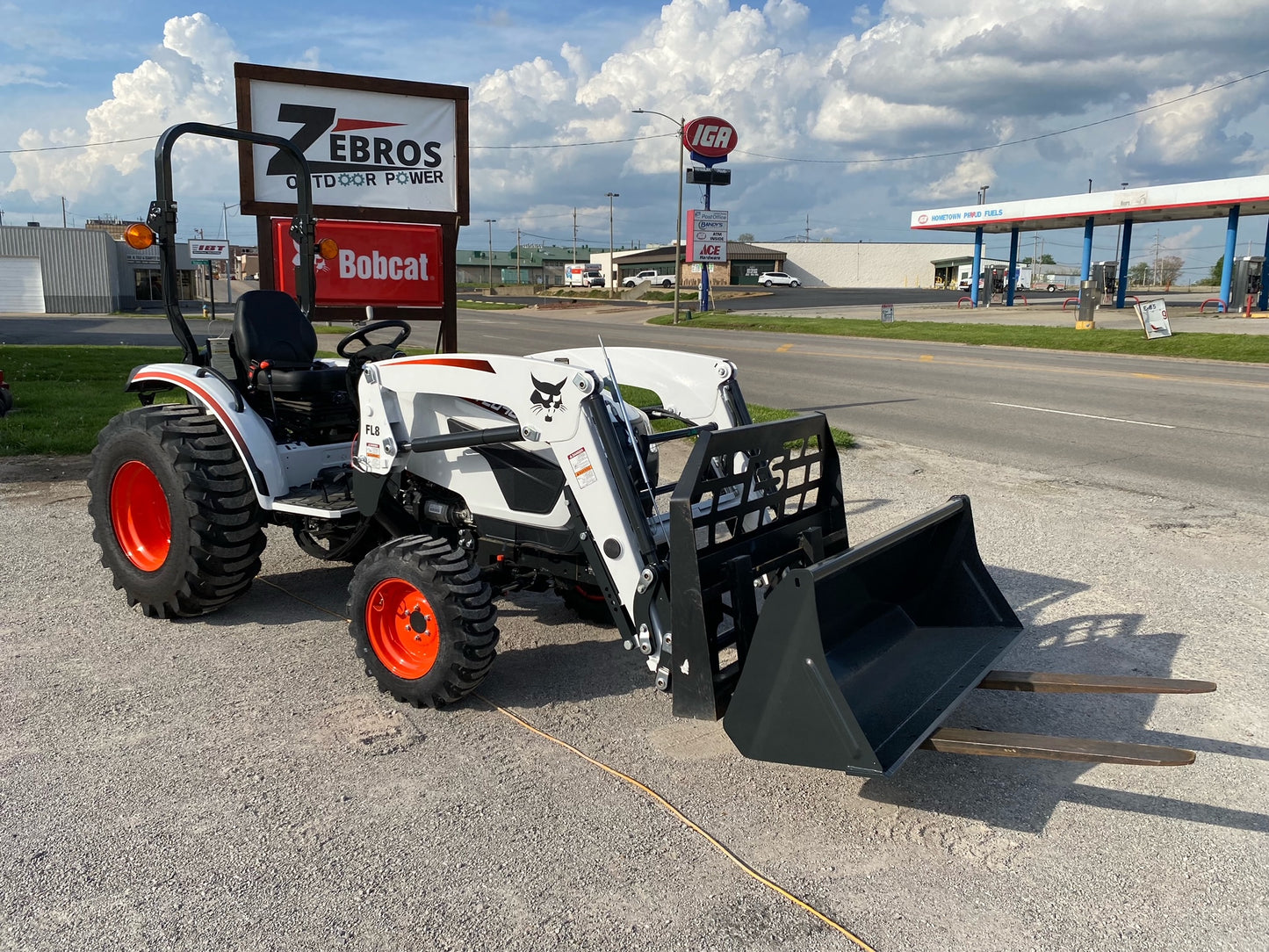 Bobcat CT2035 HST Compact Tractor with Pallet Fork & Bucket Package