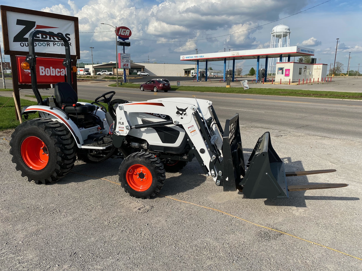 Bobcat CT2035 HST Compact Tractor with Pallet Fork & Bucket Package